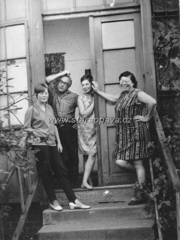 holasicka (31).jpg - Rodina Skazikových u svého domu Holasická číslo 8A. 60.léta 20.století.